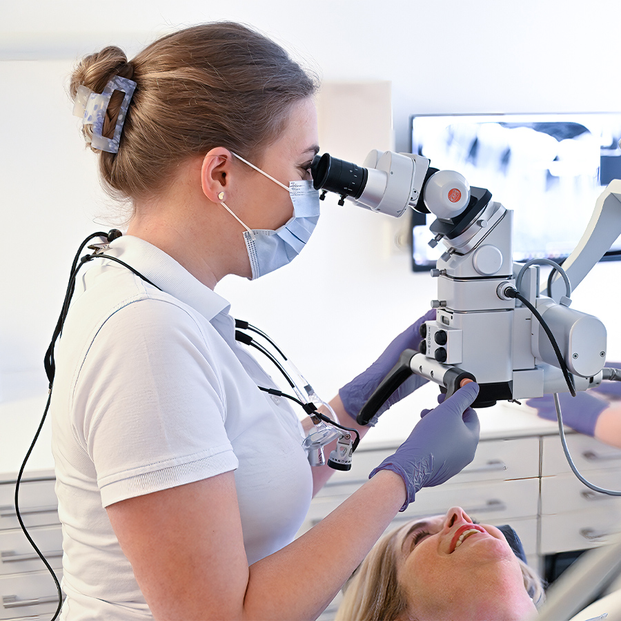 Endodontie Düsseldorf Zahnärztin behandelt Patientin