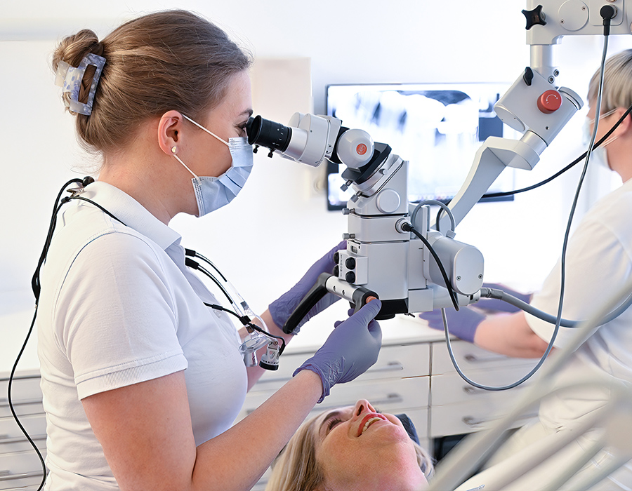 Zahnärztin behandelt Patientin