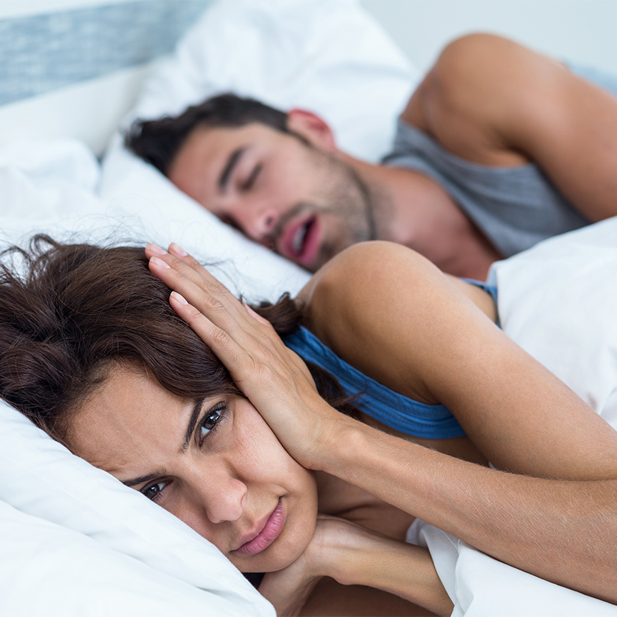 Schlafmedizin Düsseldorf Frau kann nicht schlafen, weil ihr Mann schnarcht